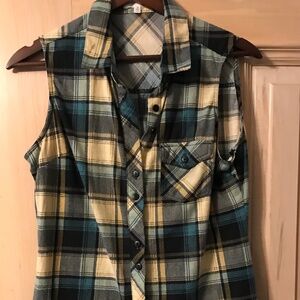 Eden and Olivia Sleveless Flannel Size Medium